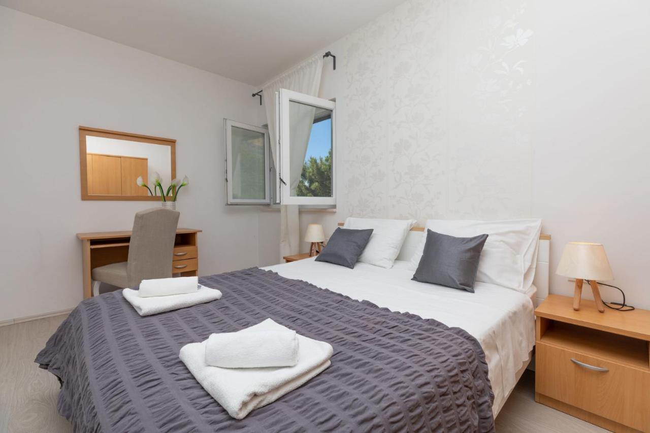 Apartments Empress Mimice Bagian luar foto