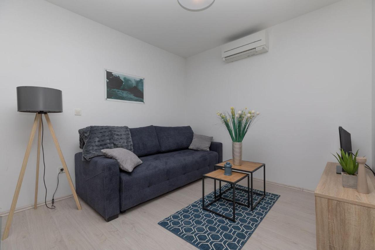 Apartments Empress Mimice Bagian luar foto