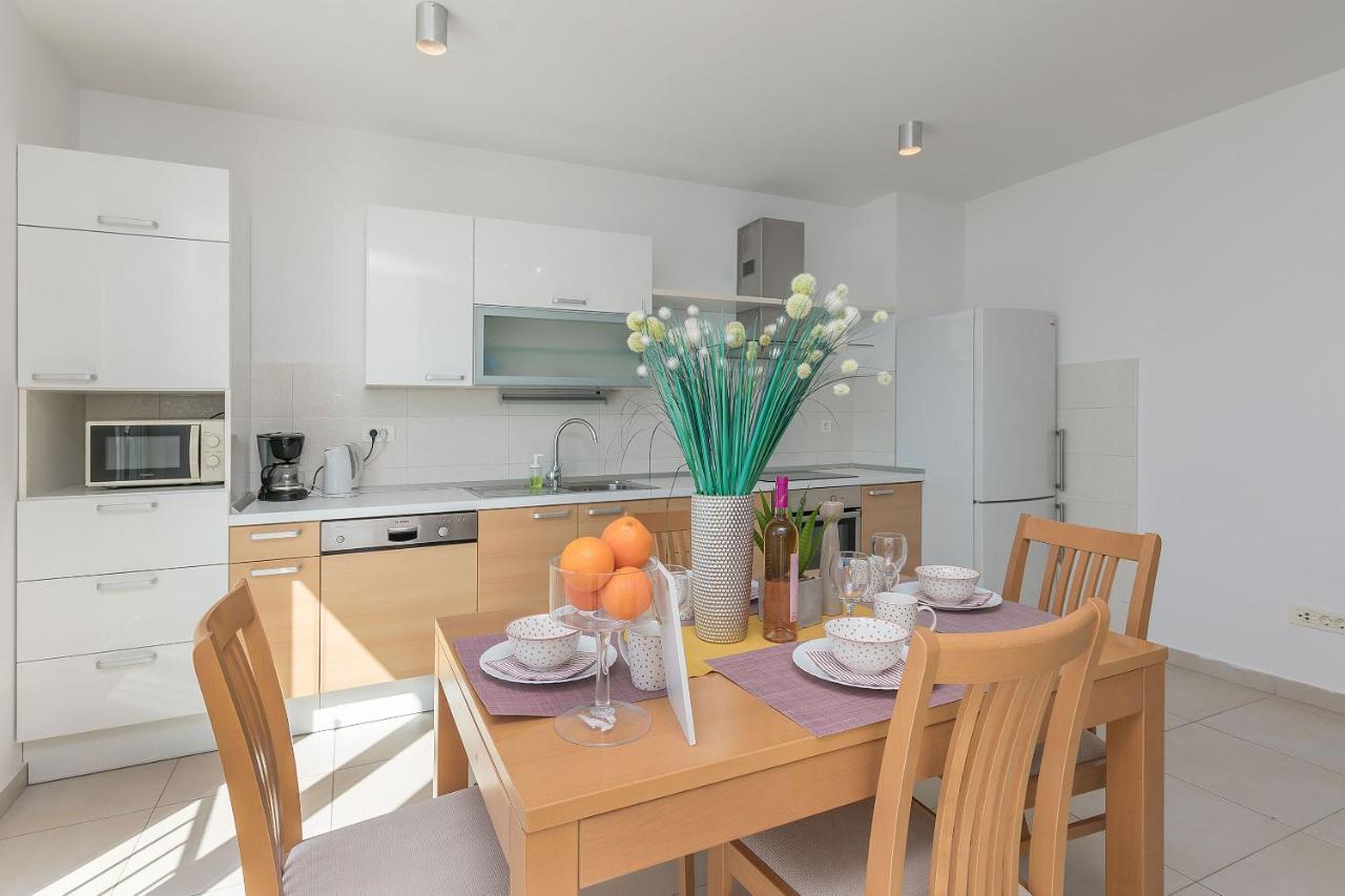 Apartments Empress Mimice Bagian luar foto