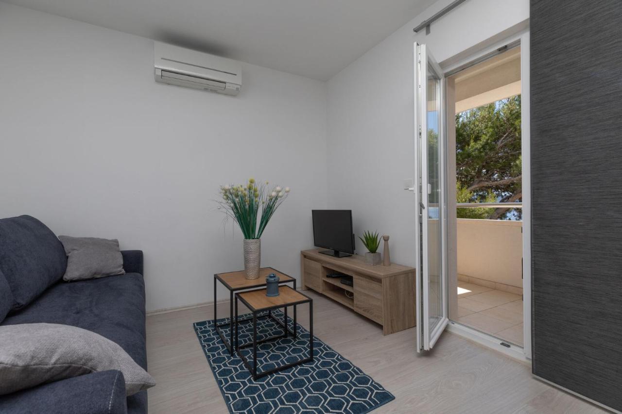 Apartments Empress Mimice Bagian luar foto