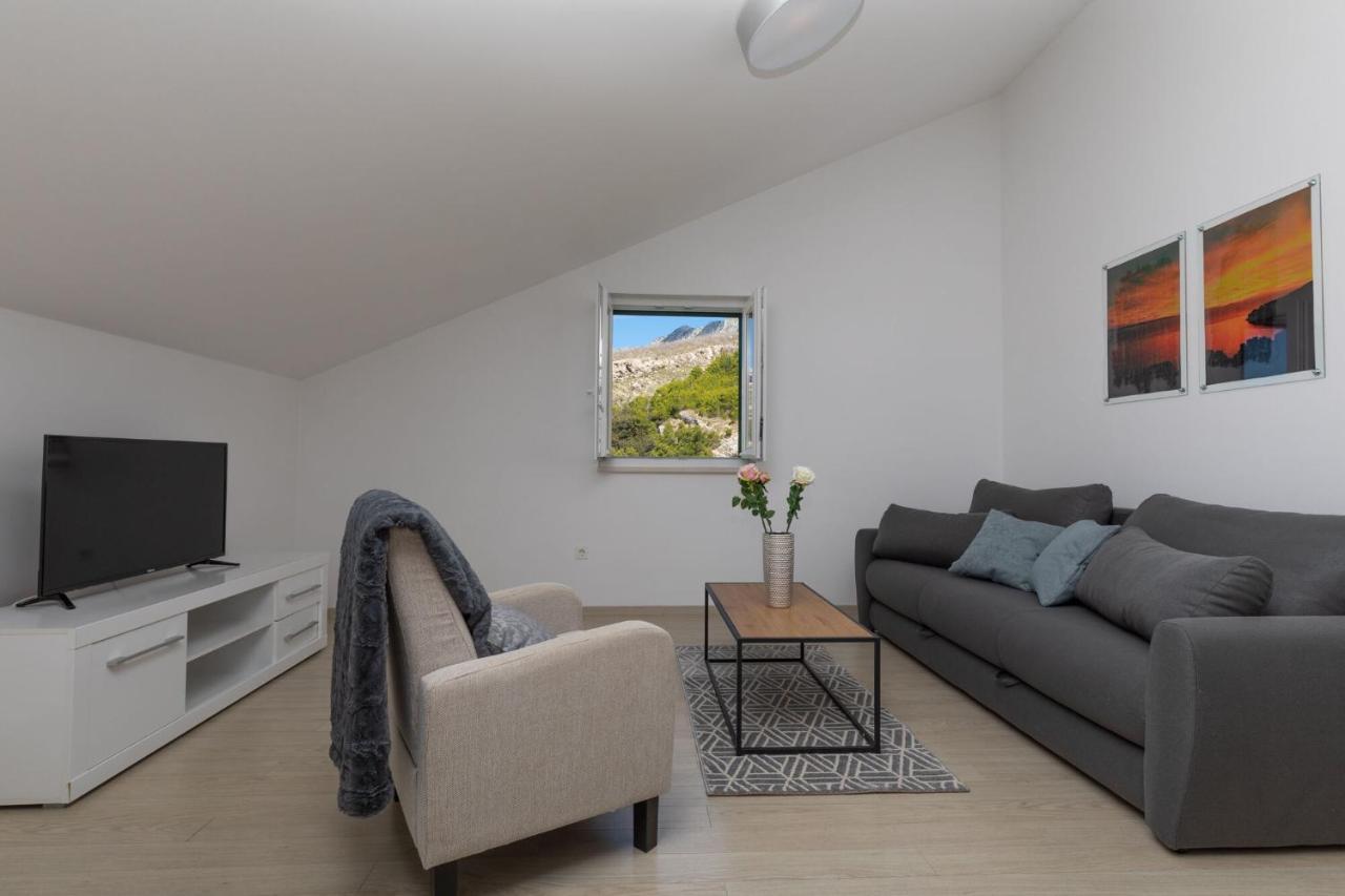 Apartments Empress Mimice Bagian luar foto