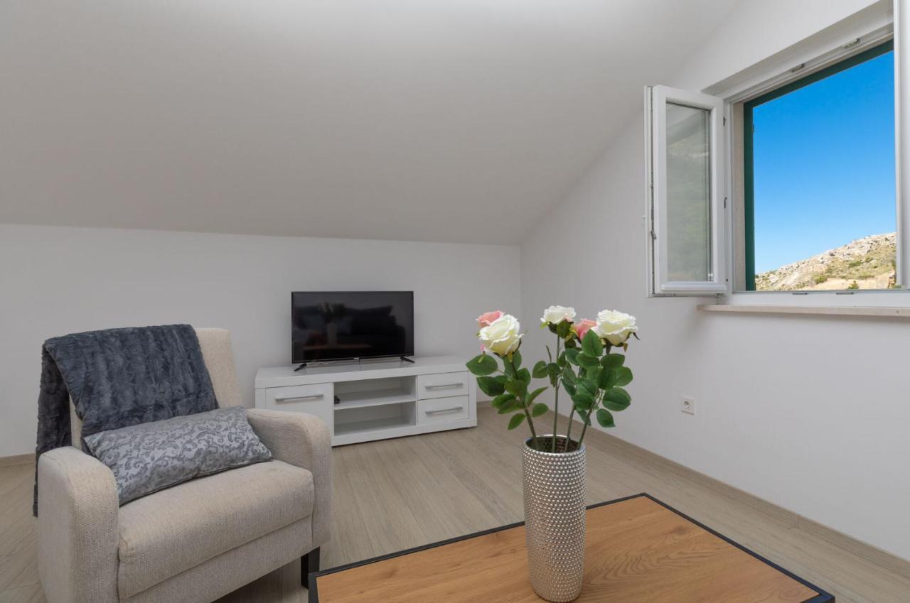 Apartments Empress Mimice Bagian luar foto