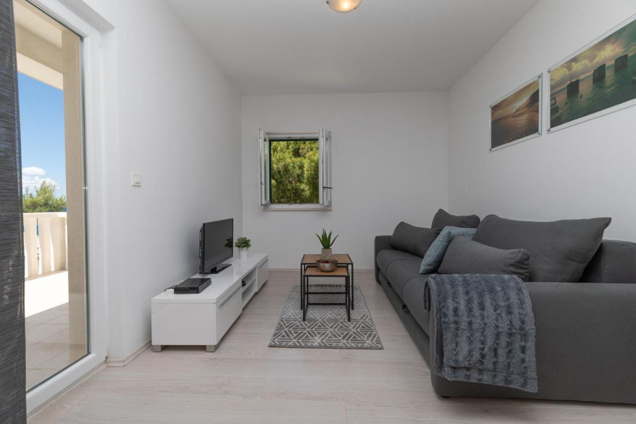 Apartments Empress Mimice Bagian luar foto