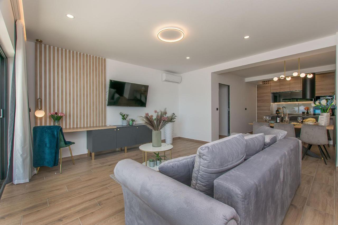 Apartments Empress Mimice Bagian luar foto