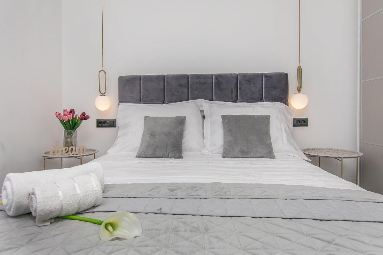 Apartments Empress Mimice Bagian luar foto