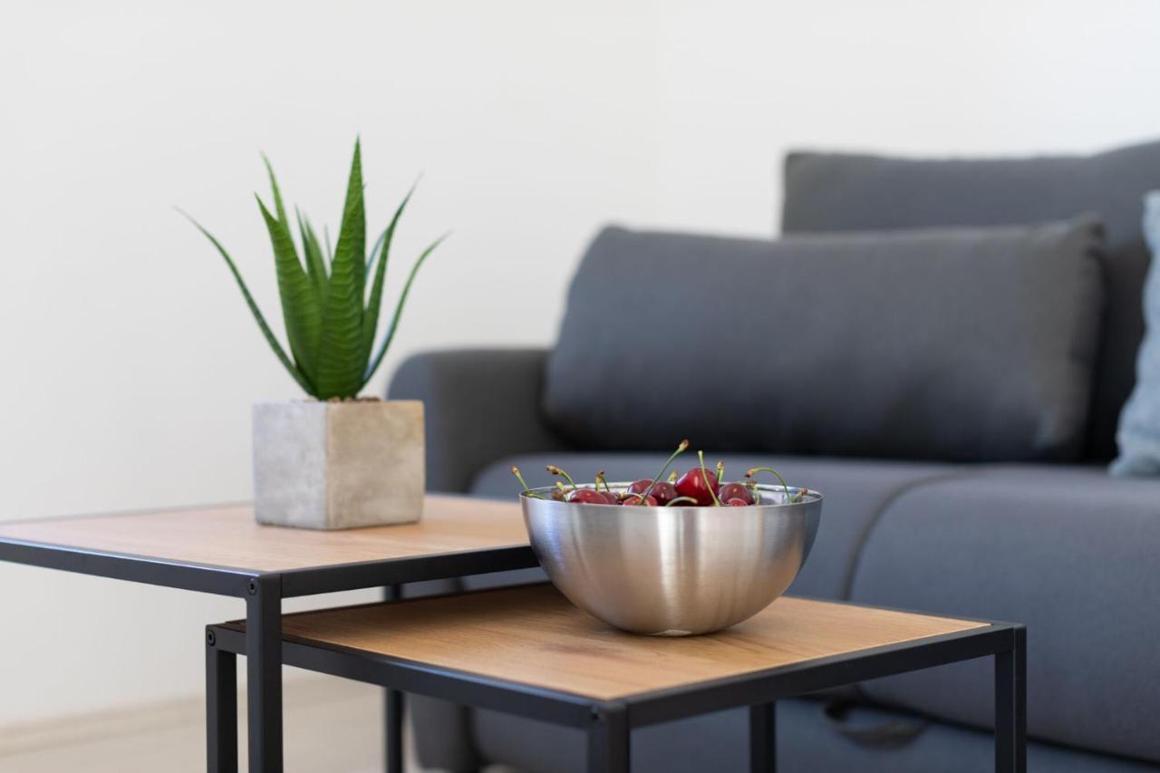 Apartments Empress Mimice Bagian luar foto
