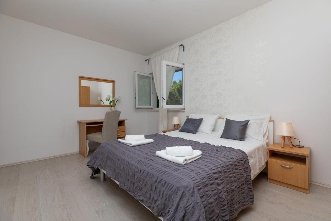 Apartments Empress Mimice Bagian luar foto