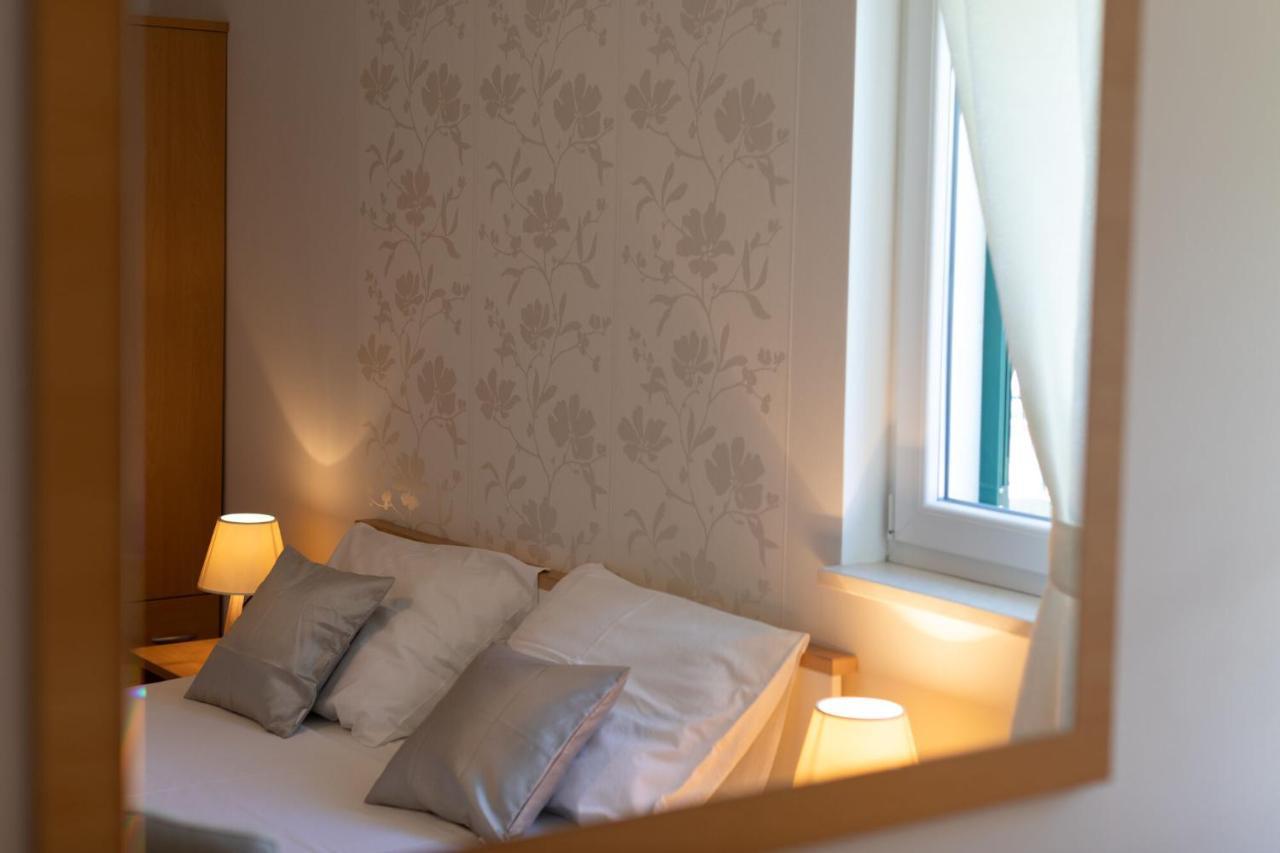 Apartments Empress Mimice Bagian luar foto