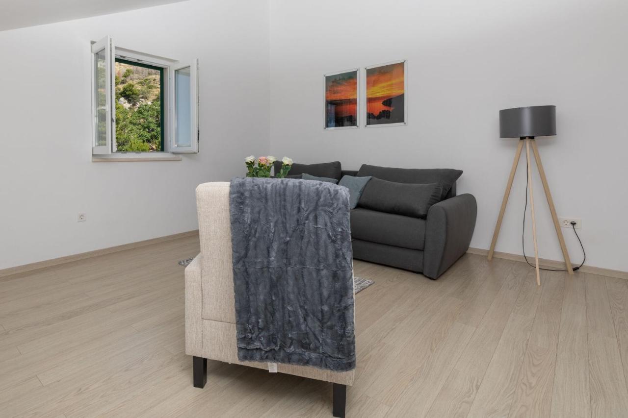 Apartments Empress Mimice Bagian luar foto