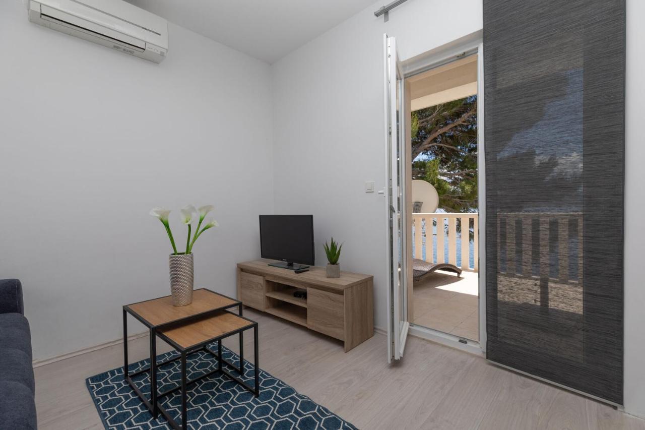 Apartments Empress Mimice Bagian luar foto