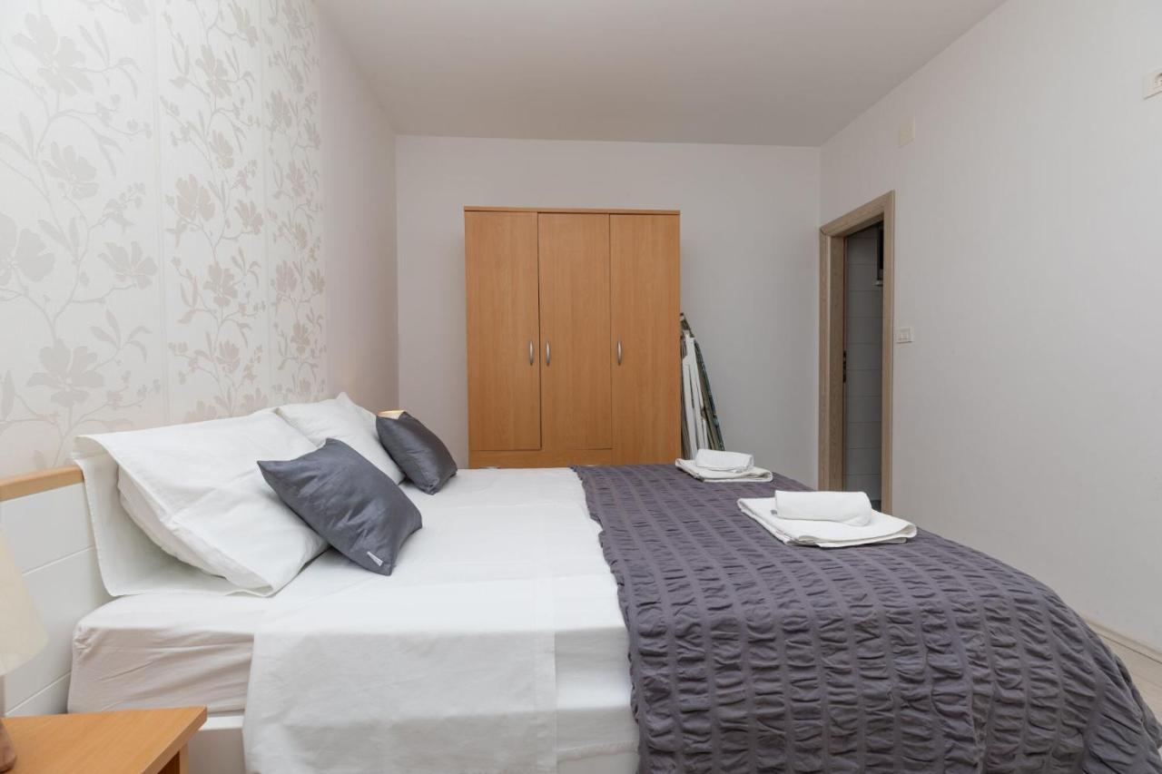Apartments Empress Mimice Bagian luar foto