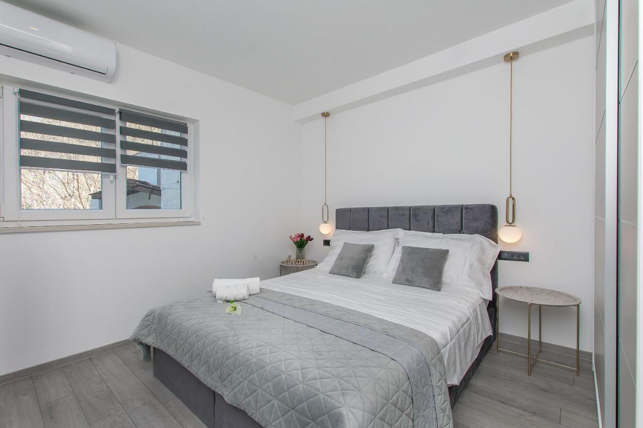 Apartments Empress Mimice Bagian luar foto