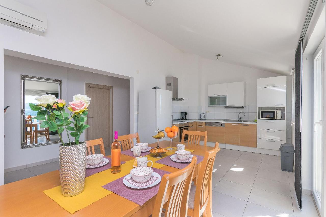 Apartments Empress Mimice Bagian luar foto