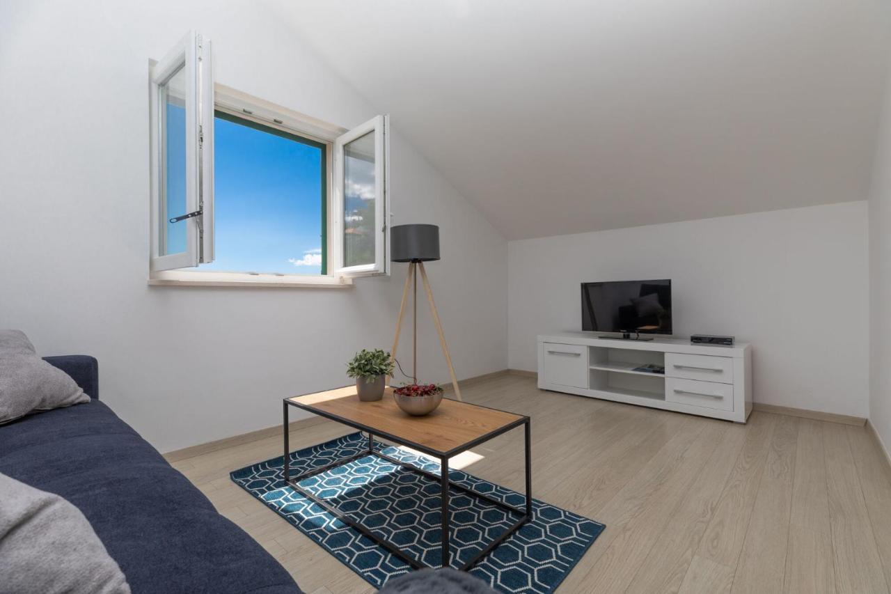Apartments Empress Mimice Bagian luar foto