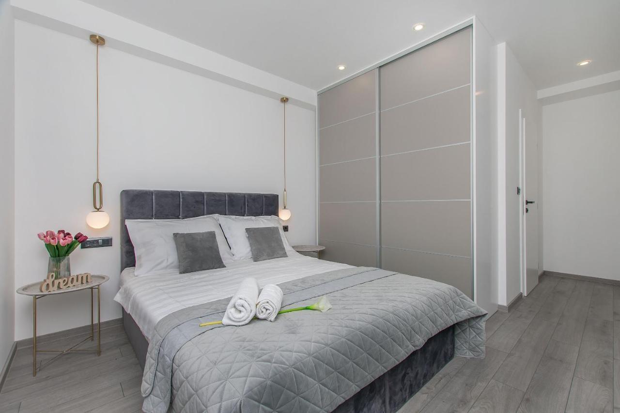 Apartments Empress Mimice Bagian luar foto