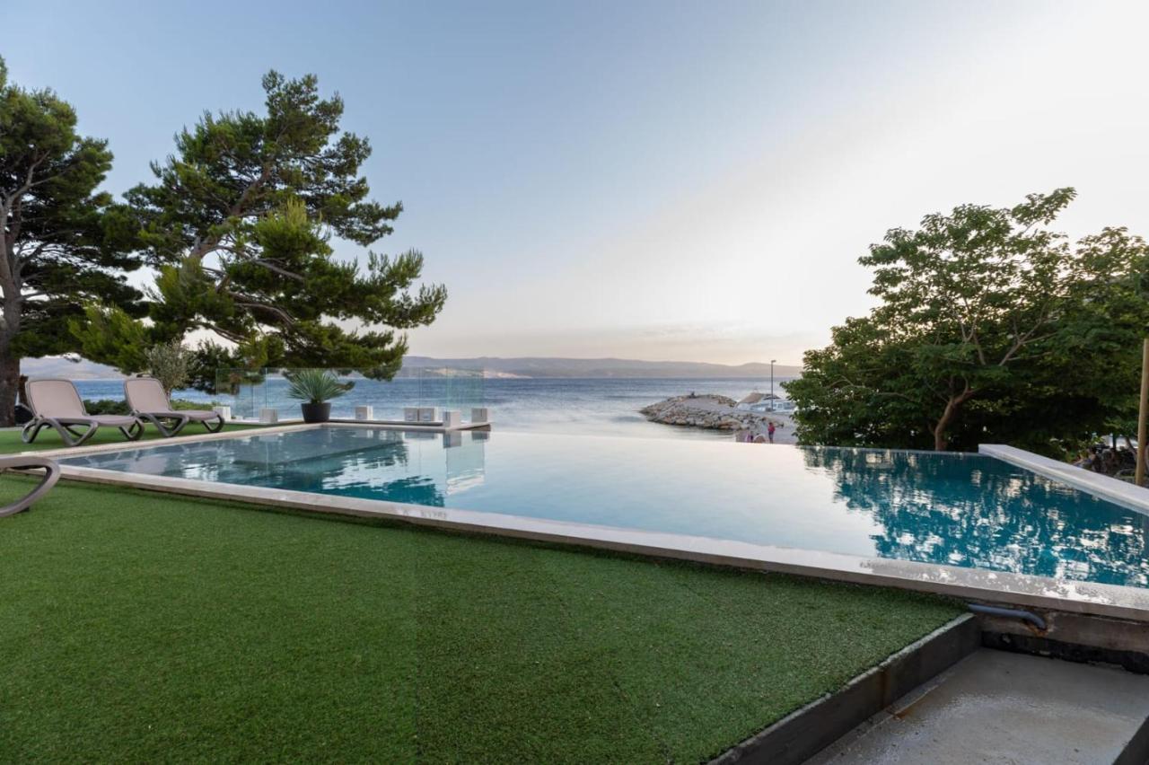 Apartments Empress Mimice Bagian luar foto